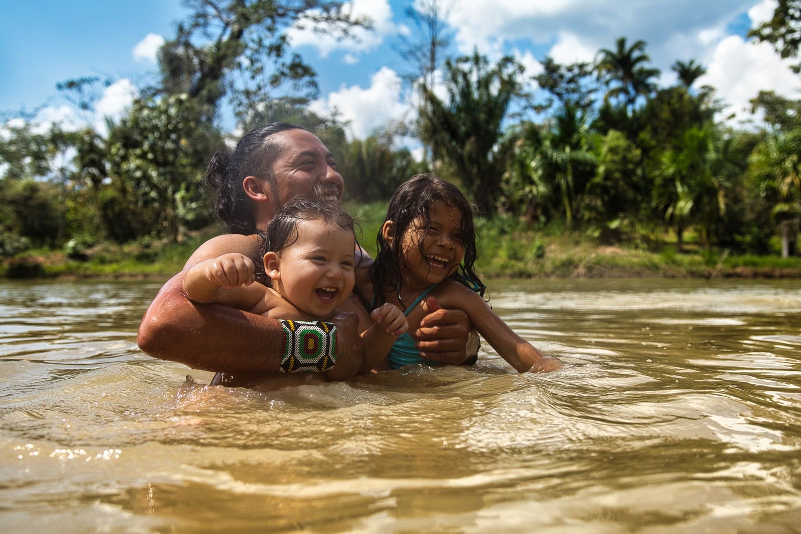 Famílias Huni Kuin no rio